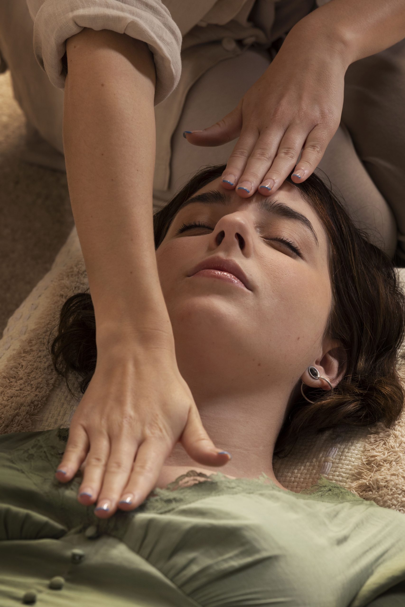 person-conducting-reiki-therapy